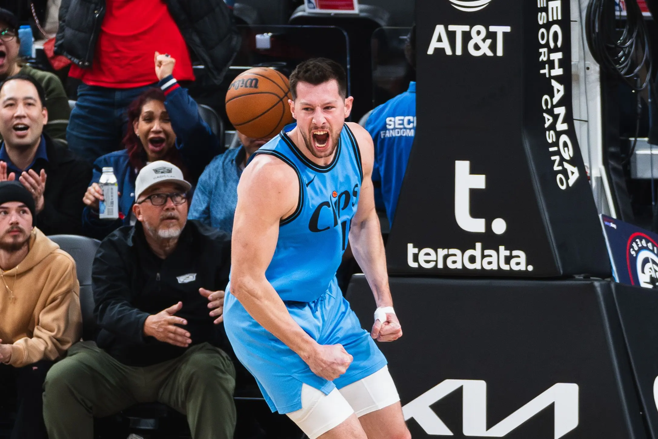 洛杉矶快船训练开放日，赛前造点机会引欢呼，NBA常规赛在即，控场能力受关注的简单介绍-开云入口